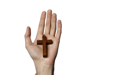 ahşap tutan erkek ellerini çapraz