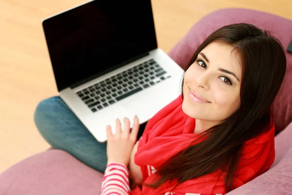 Mulher com laptop em casa — Fotografia de Stock