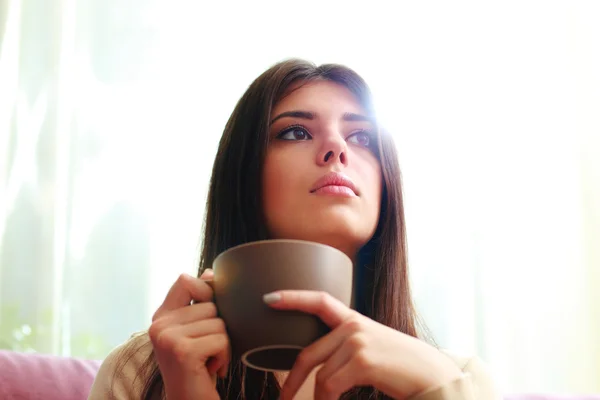 Femme avec tasse de café — Photo