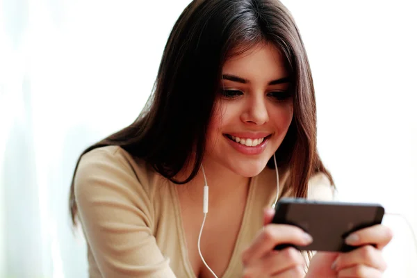 Estudante sorrindo usando smartphone — Fotografia de Stock