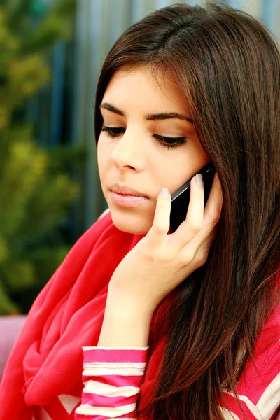 Woman talking on the phone — Stock Photo, Image