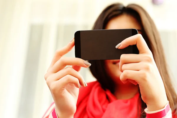 Woman holding smartphone — Stock Photo, Image