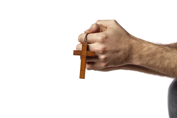 Mãos masculinas segurando cruz de madeira — Fotografia de Stock