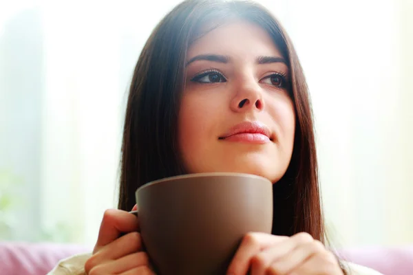 Femme avec tasse de café — Photo