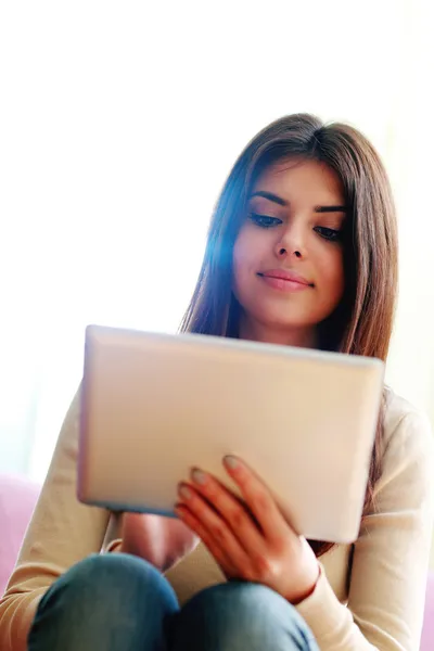 Femme utilisant un ordinateur tablette — Photo