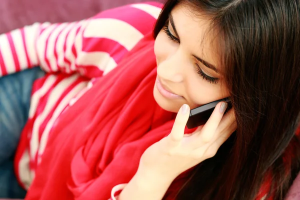 Belle femme parlant au téléphone — Photo