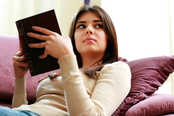 Frau mit Buch in der Hand — Stockfoto