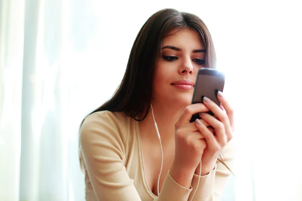 Woman using smartphone — Stock Photo, Image