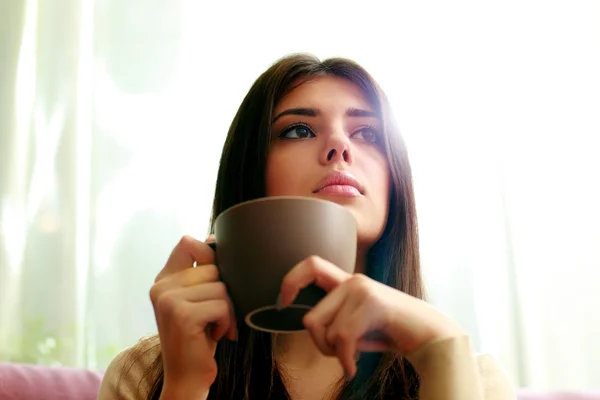 Frau mit Tasse Kaffee — Stockfoto