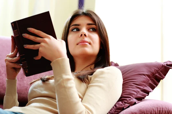 Frau mit Buch in der Hand — Stockfoto