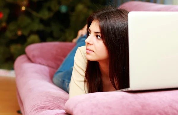 Mujer acostada en el sofá y mirando hacia otro lado —  Fotos de Stock