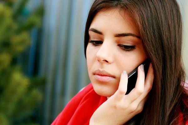 Zamyślony kobieta rozmawia przez telefon — Zdjęcie stockowe