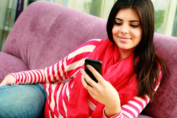 Mujer usando smartphone en casa —  Fotos de Stock