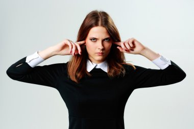 öfkeli kadın kulaklarını kapatma