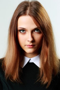 dalgın genç kadın