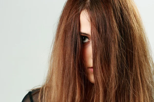 Jeune femme visage couvert de cheveux — Photo