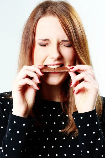 Mladá krásná žena jíst čokoládu — Stock fotografie
