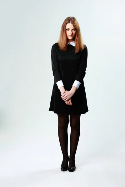Jovem mulher pensativa em vestido preto — Fotografia de Stock