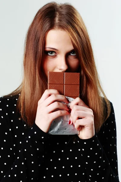 Mujer sosteniendo chocolate — Foto de Stock