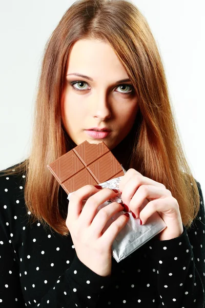 Mujer sosteniendo chocolate — Foto de Stock