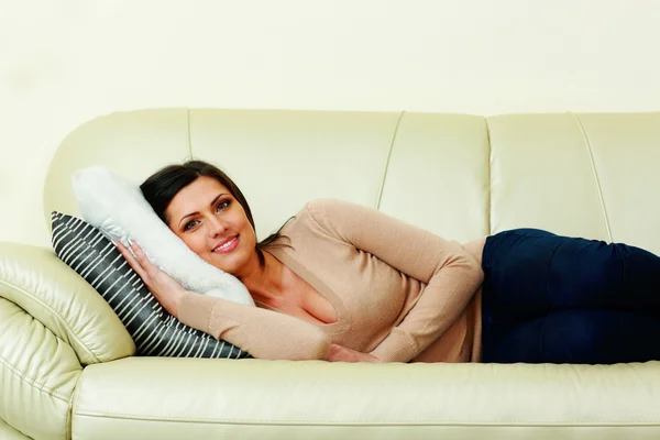 Mulher deitada no sofá em casa — Fotografia de Stock