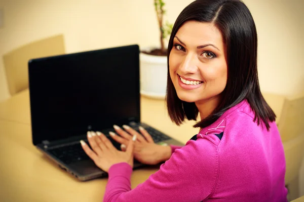 Vrouw met laptop — Stockfoto