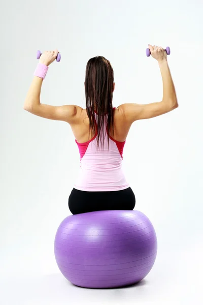 Mujer con mancuernas — Foto de Stock