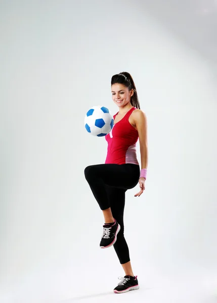 サッカー ボールを持つ女性 — ストック写真