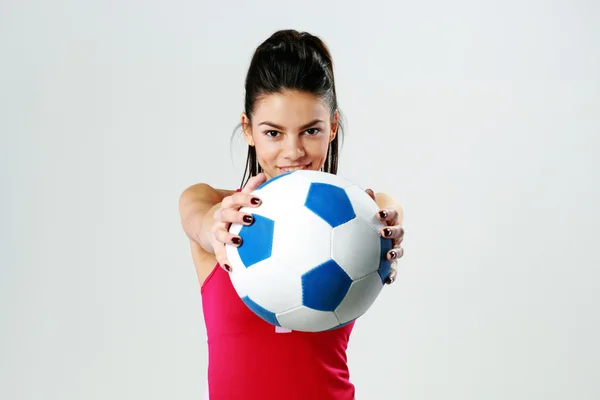 Mulher com bola de futebol — Fotografia de Stock