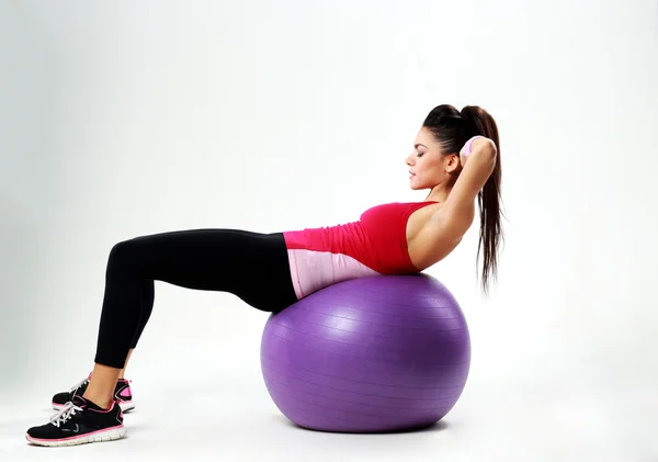 Mujer haciendo abdominales — Foto de Stock