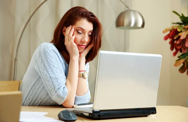 Portret van een vrouw van middelbare leeftijd — Stockfoto