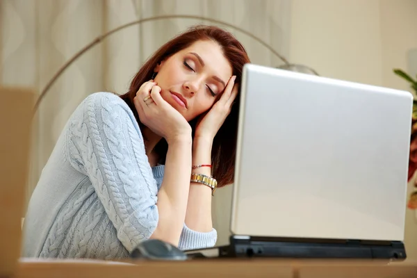 Retrato de una mujer de mediana edad — Foto de Stock