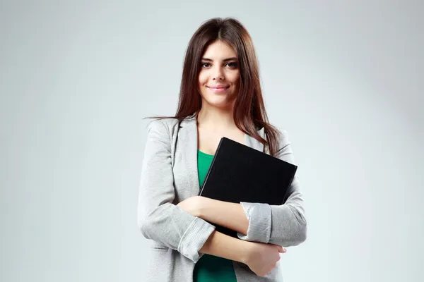 Junge Frau im Atelier — Stockfoto