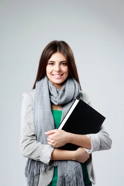 Junge Frau im Atelier — Stockfoto