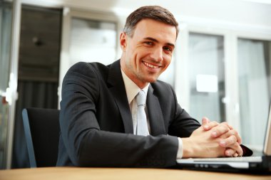 yakışıklı işadamı