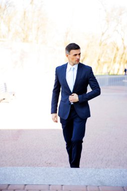 yakışıklı işadamı