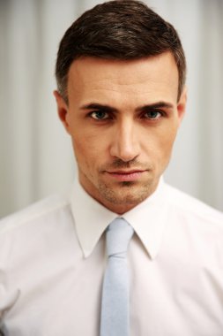 yakışıklı işadamı