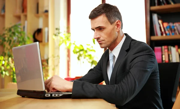 Hombre de negocios guapo — Foto de Stock