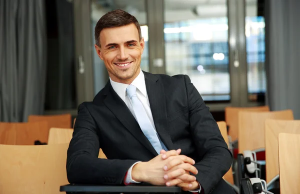 Hombre de negocios guapo — Foto de Stock