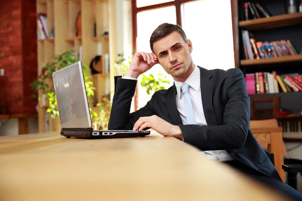 Hombre de negocios guapo — Foto de Stock