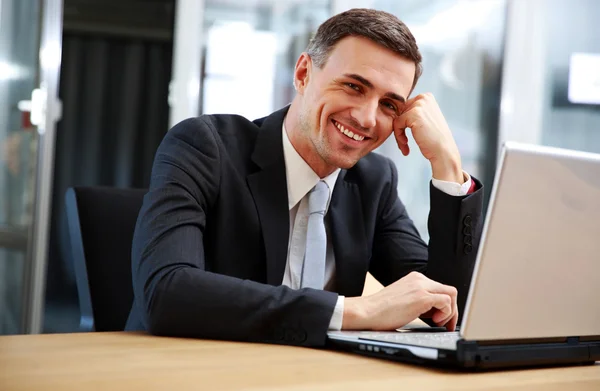 Hombre de negocios guapo — Foto de Stock