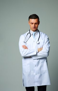 yakışıklı erkek doktor