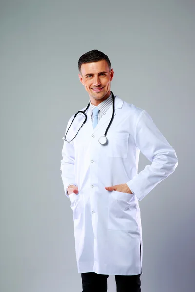 Beau médecin masculin — Photo