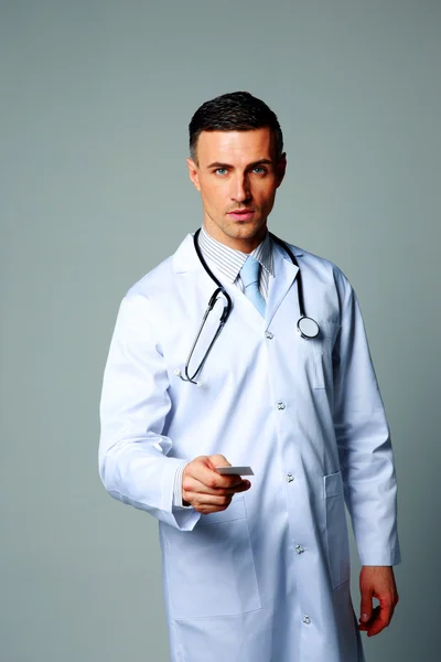 Pohledný muž lékař — Stock fotografie