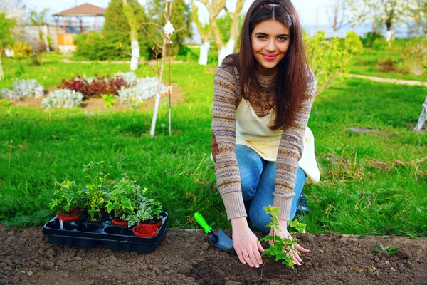 Bella donna in giardino — Foto Stock