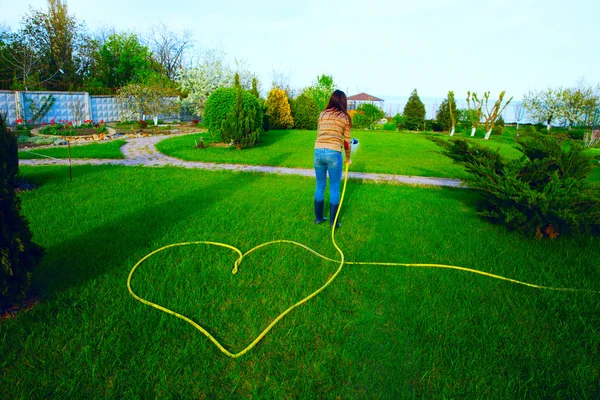 Schöne Frau im Garten — Stockfoto