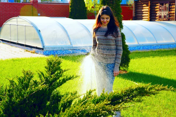 Bella donna in giardino — Foto Stock