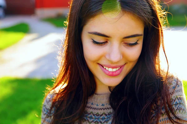 Beautiful woman in garden — Stock Photo, Image