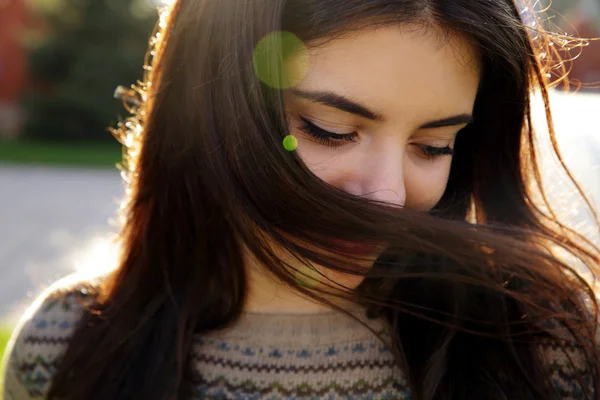 Hermosa mujer en el jardín — Foto de Stock