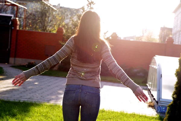 Mulher bonita no jardim — Fotografia de Stock